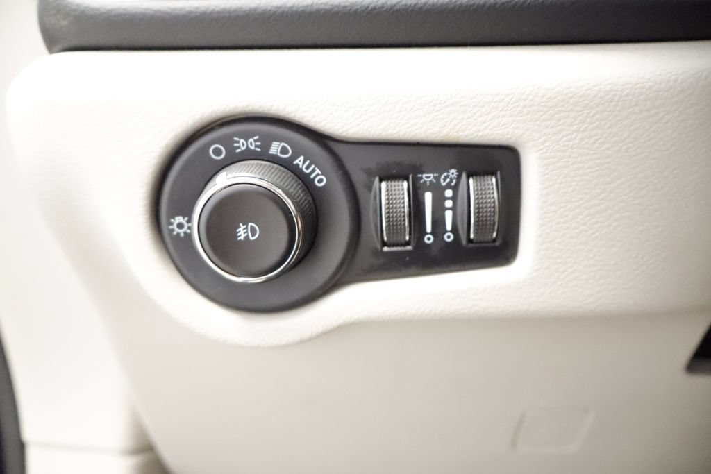 Certified 2023 Chrysler Pacifica Touring-L FWD image 25