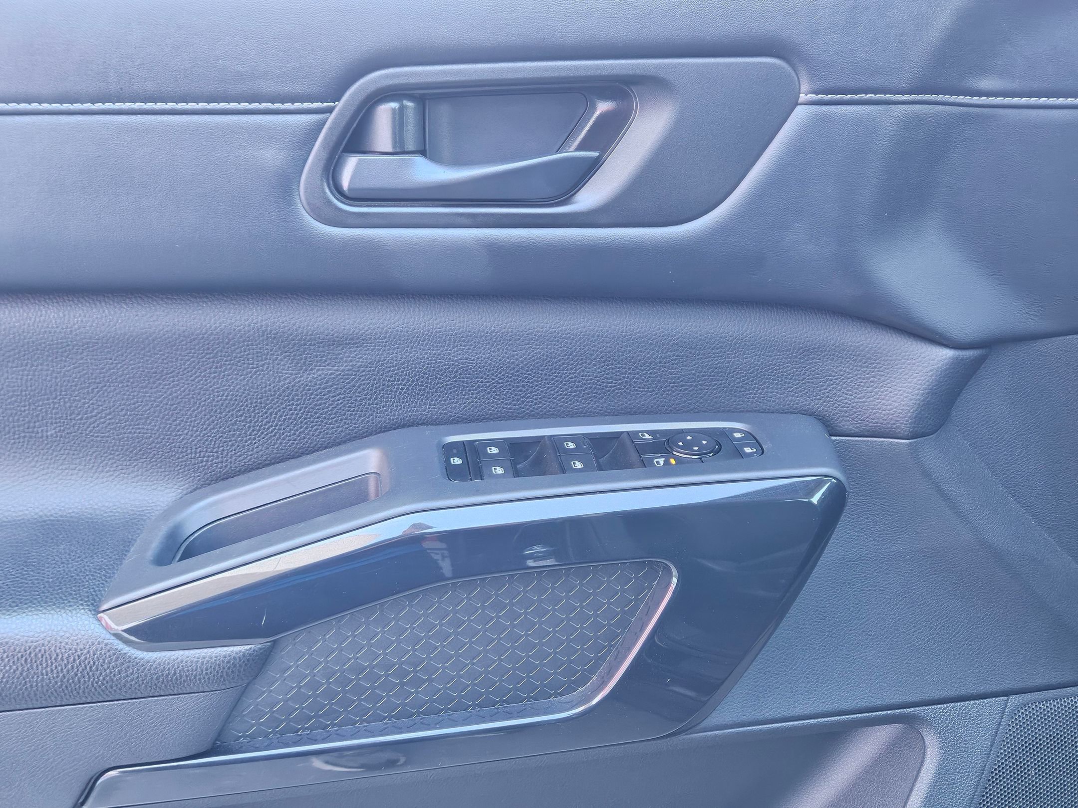 Used 2024 Nissan Pathfinder SV image 18