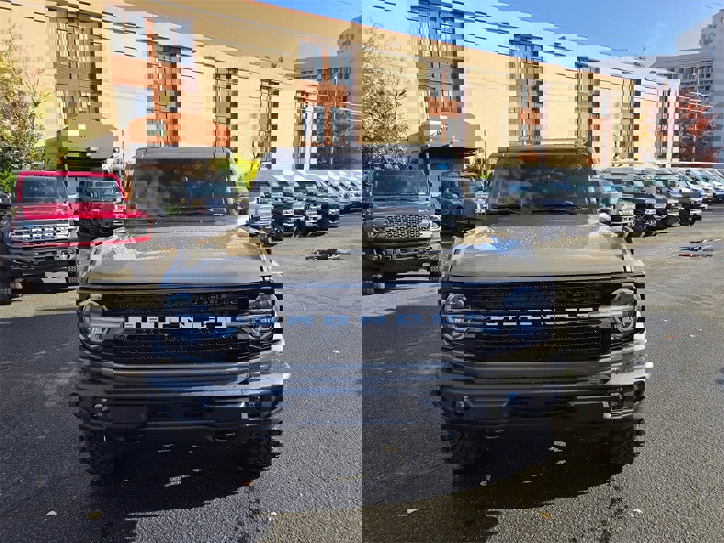 New 2025 Ford Bronco Outer Banks w/ Black Appearance Package image 2