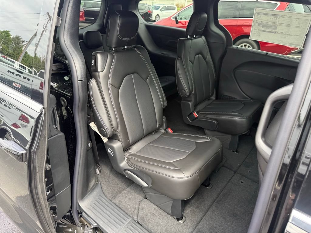 New 2027 Chrysler Pacifica Select FWD image 43
