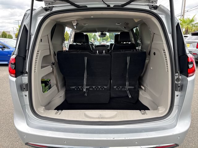 Used 2024 Chrysler Pacifica Touring-L FWD image 13