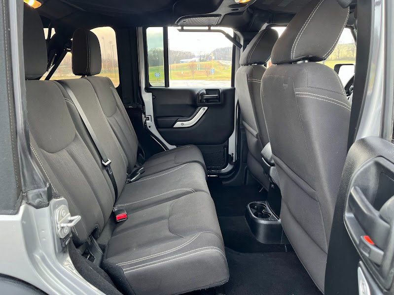 Used 2017 Jeep Wrangler Unlimited Rubicon w/ Connectivity Group image 39