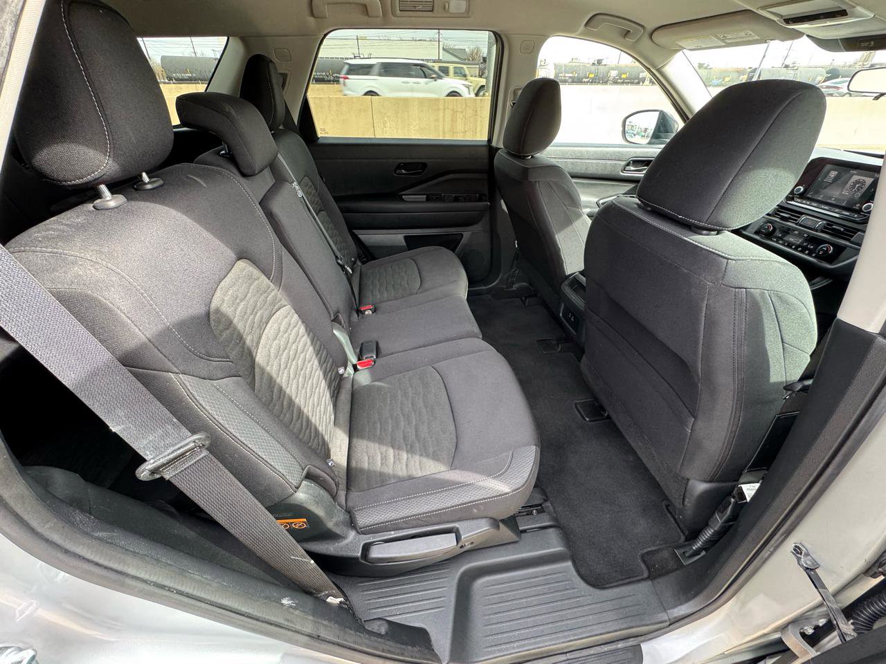 Used 2025 Nissan Pathfinder S image 15