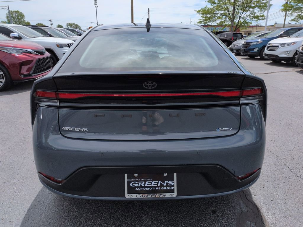Used 2025 Toyota Prius LE FWD image 4