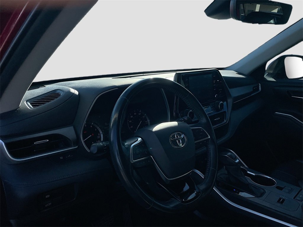 Used 2021 Toyota Highlander XLE image 11