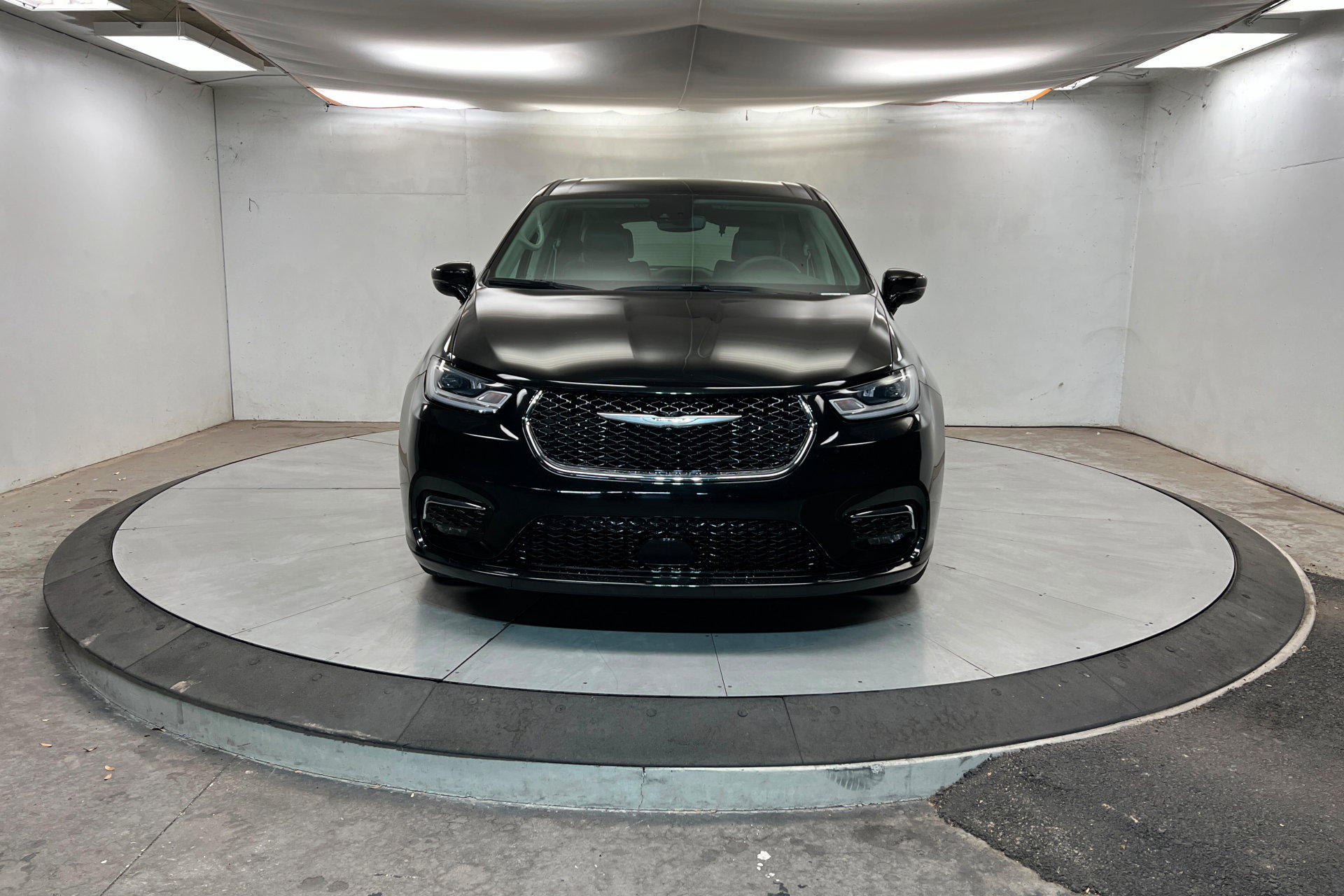 Used 2024 Chrysler Pacifica Touring-L FWD image 8