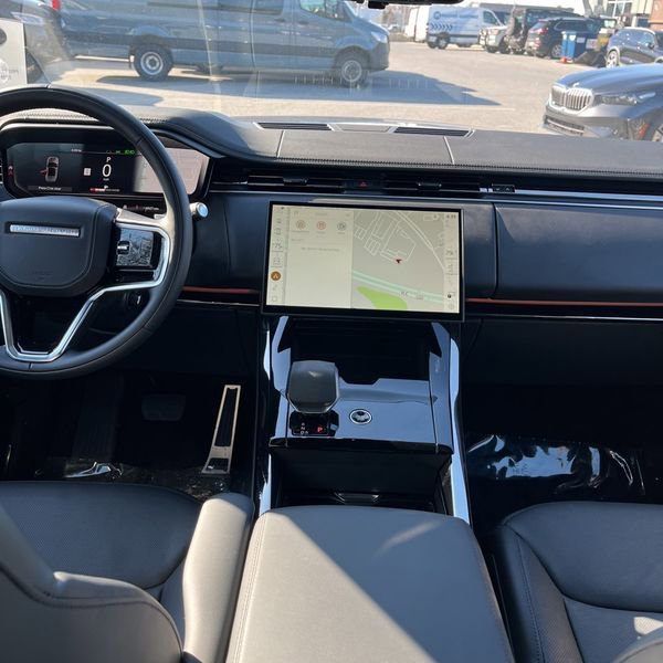 Used 2025 Land Rover Range Rover Sport SE image 8