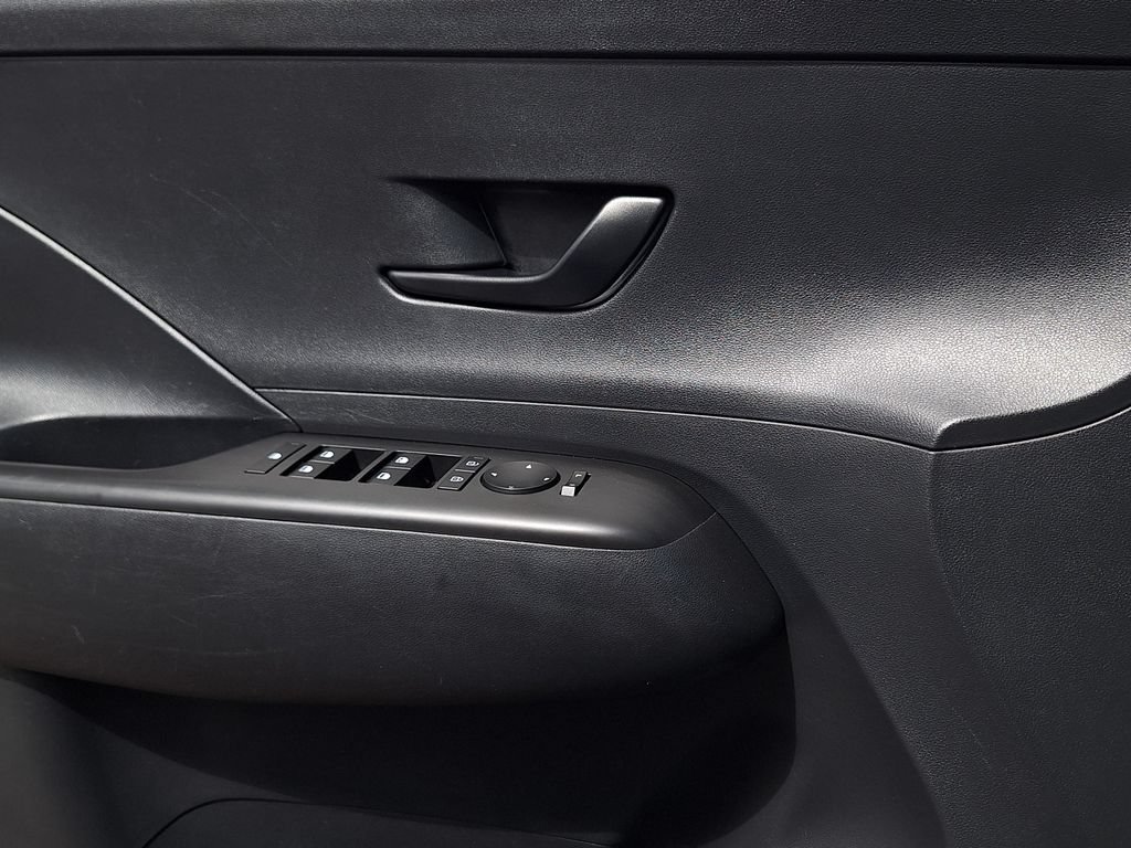 Certified 2025 Hyundai Kona SEL AWD/4WD image 9