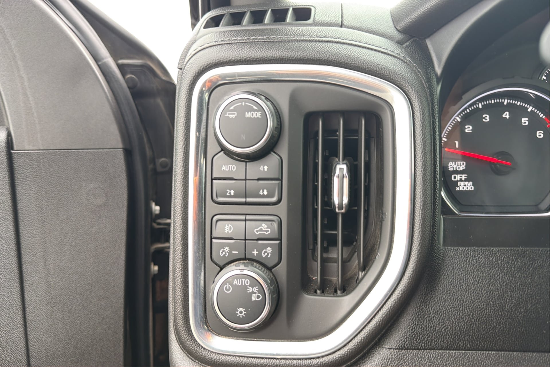 Used 2020 Chevrolet Silverado 1500 LT Trail Boss AWD/4WD image 33