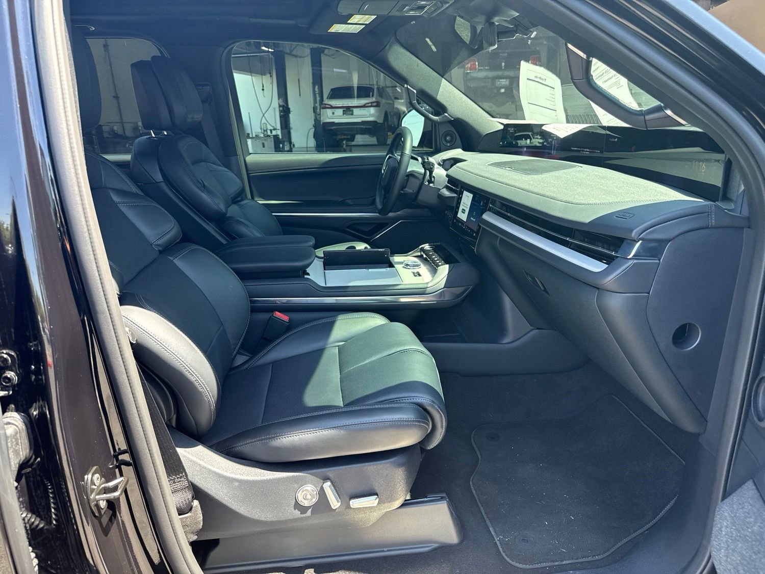 Used 2026 Lincoln Navigator L Reserve w/ Jet Appearance Package AWD/4WD image 13