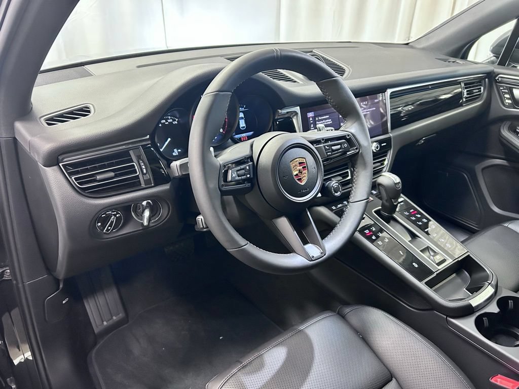 Certified 2026 Porsche Macan AWD/4WD image 4