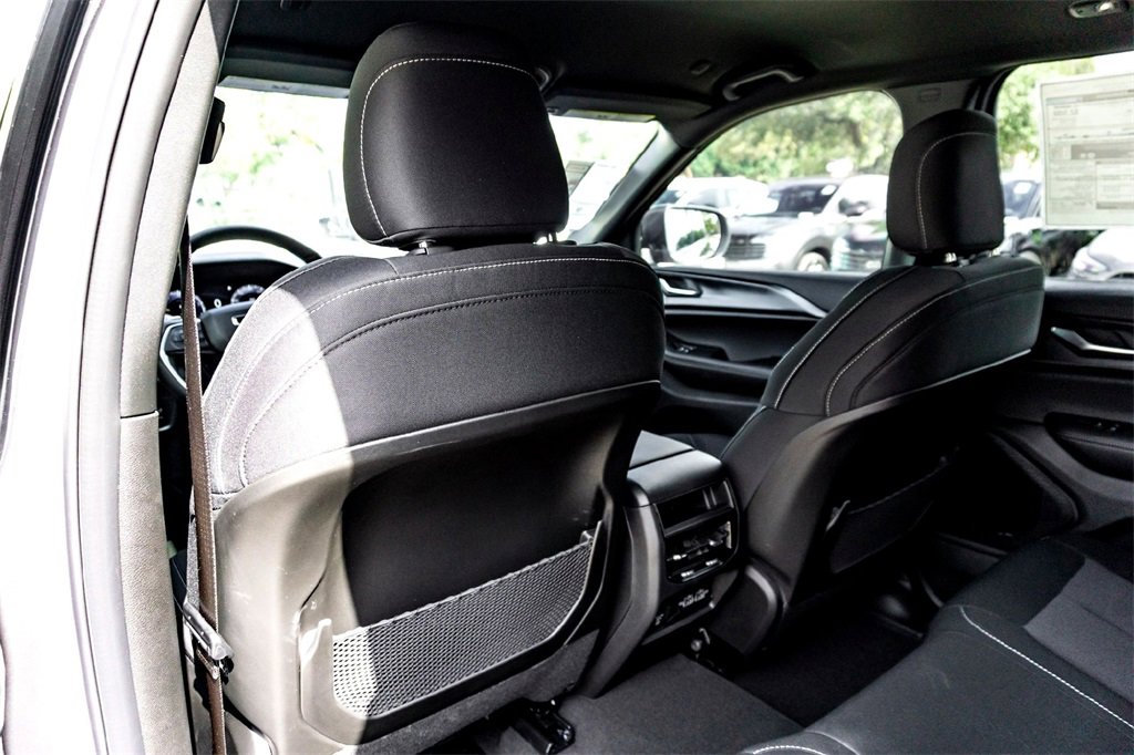 New 2025 Jeep Grand Cherokee Laredo w/ Luxury Tech Group I image 19