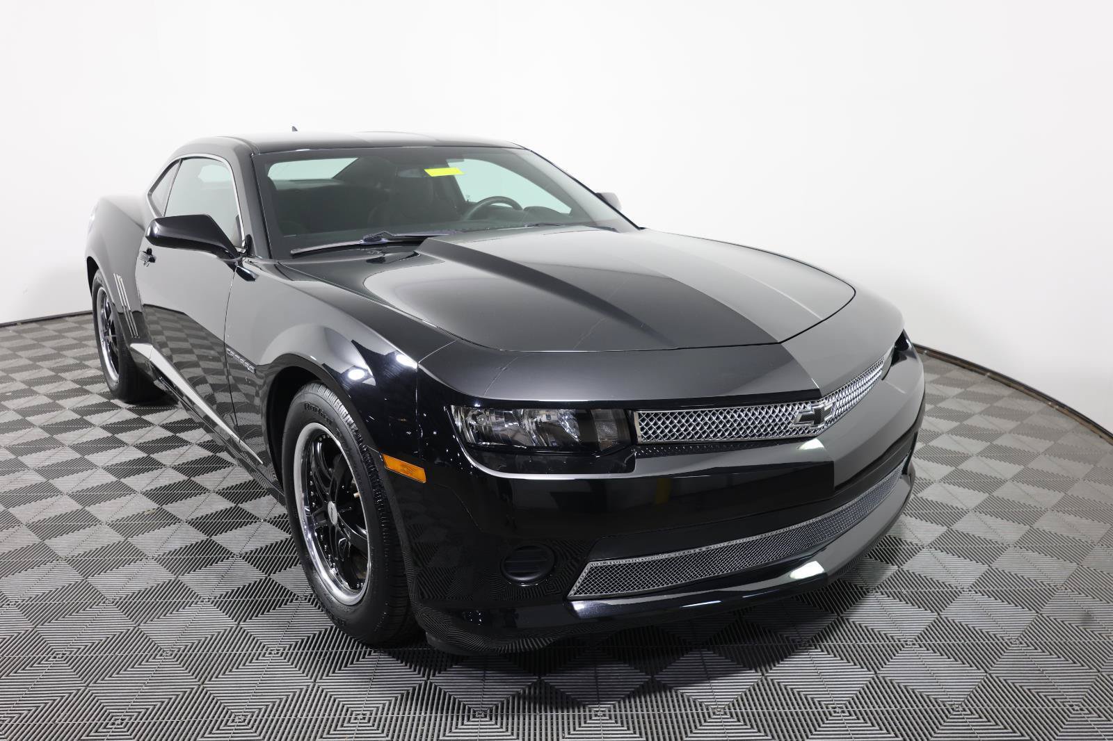 Used 2015 Chevrolet Camaro LS RWD image 3