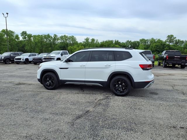 Used 2025 Volkswagen Atlas Peak Edition SE AWD/4WD image 34