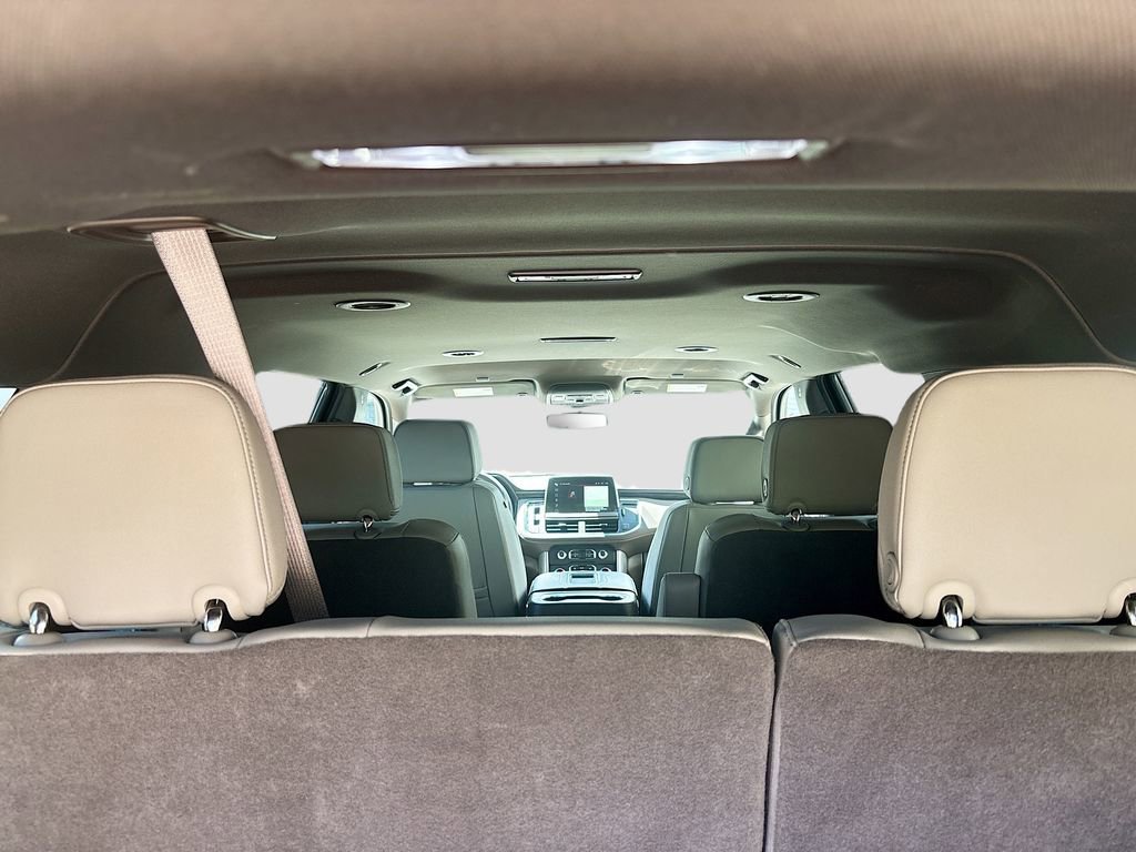 Used 2024 GMC Yukon XL SLT w/ SLT Luxury Package RWD image 24