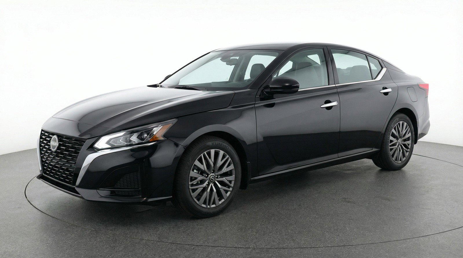 Used 2025 Nissan Altima 2.5 SV FWD image 3
