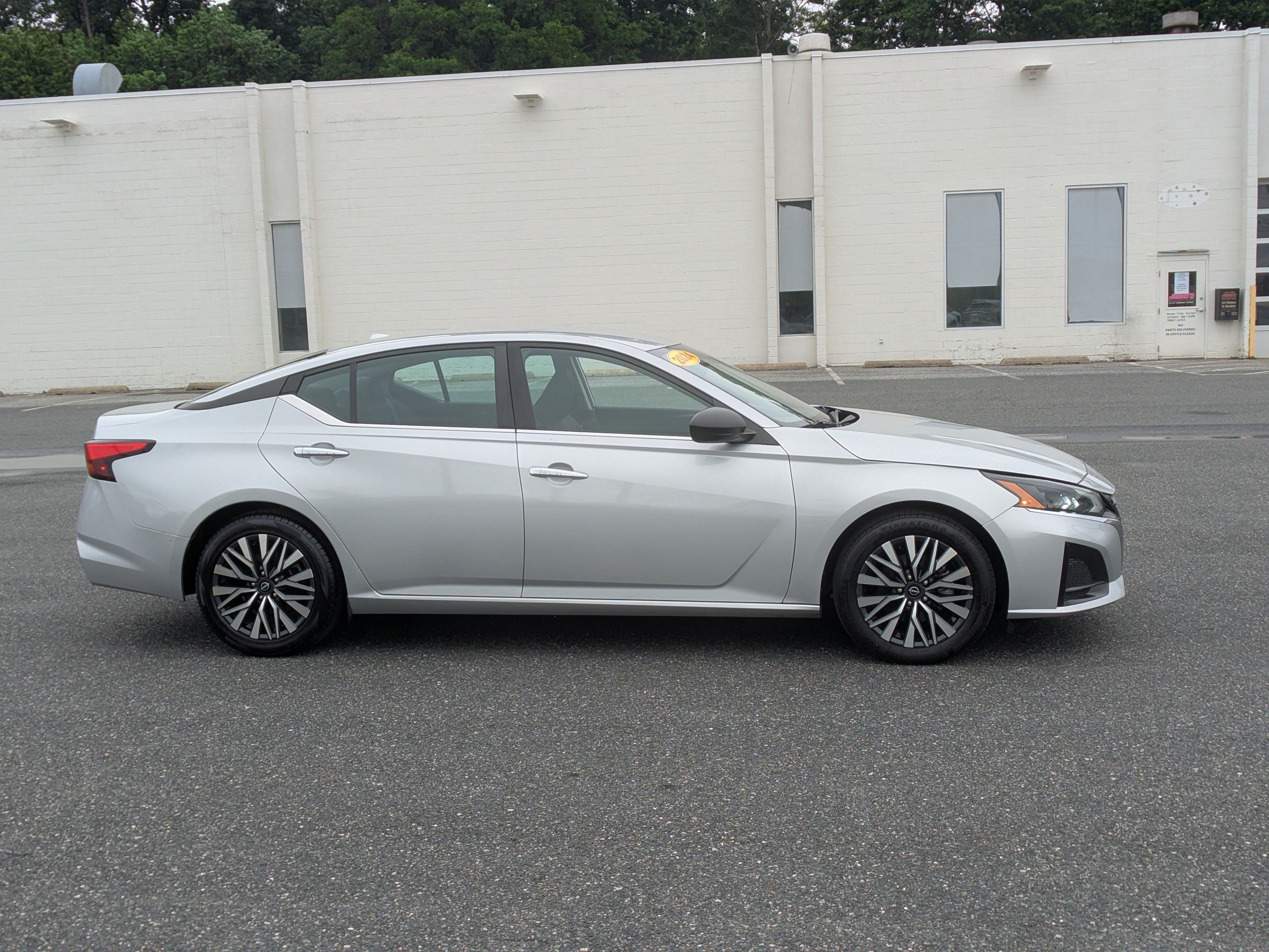 Used 2024 Nissan Altima 2.5 SV FWD image 10