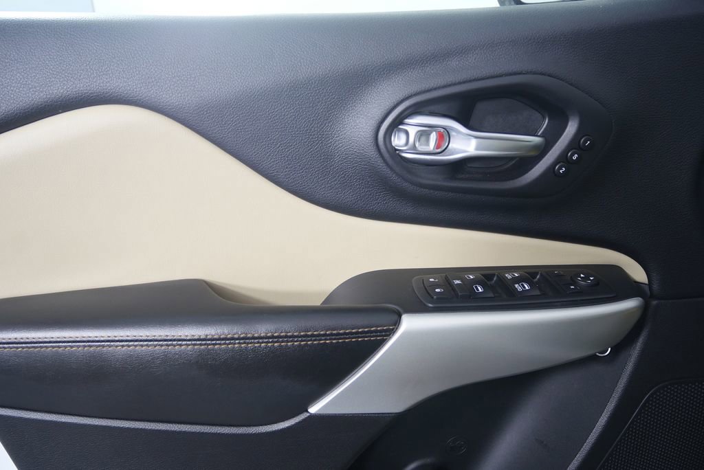 Used 2017 Jeep Cherokee Limited w/ Luxury Group image 8