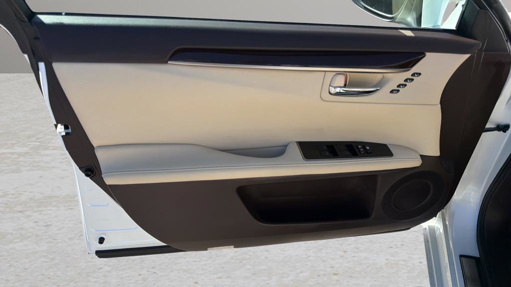 Used 2016 Lexus ES 350 w/ Navigation System Package image 10