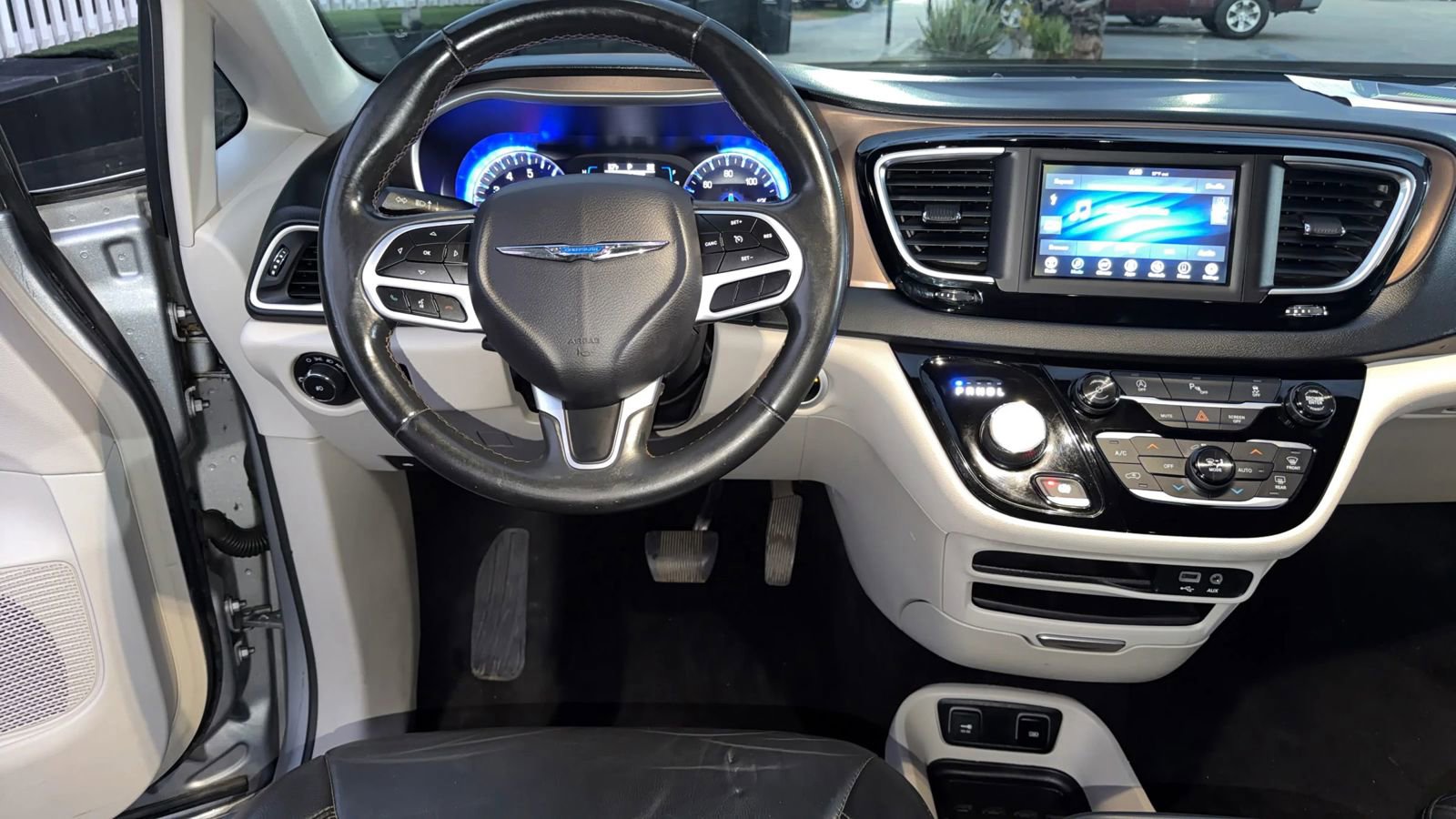 Used 2018 Chrysler Pacifica Touring-L image 33