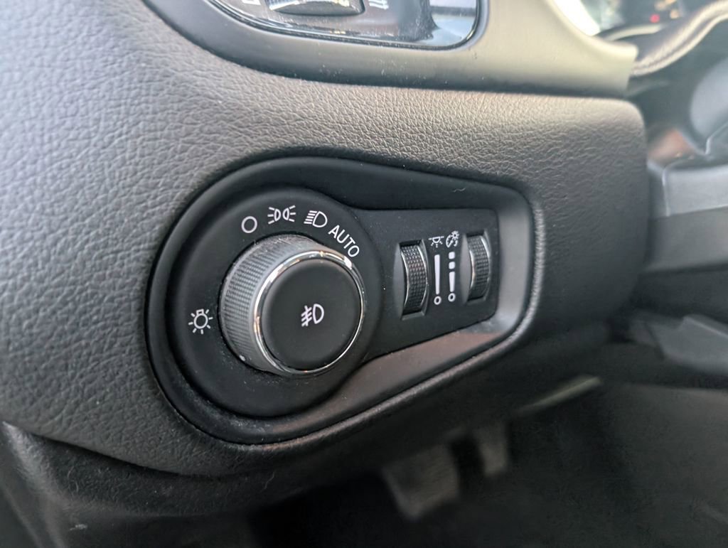 Used 2016 Jeep Renegade Latitude image 16