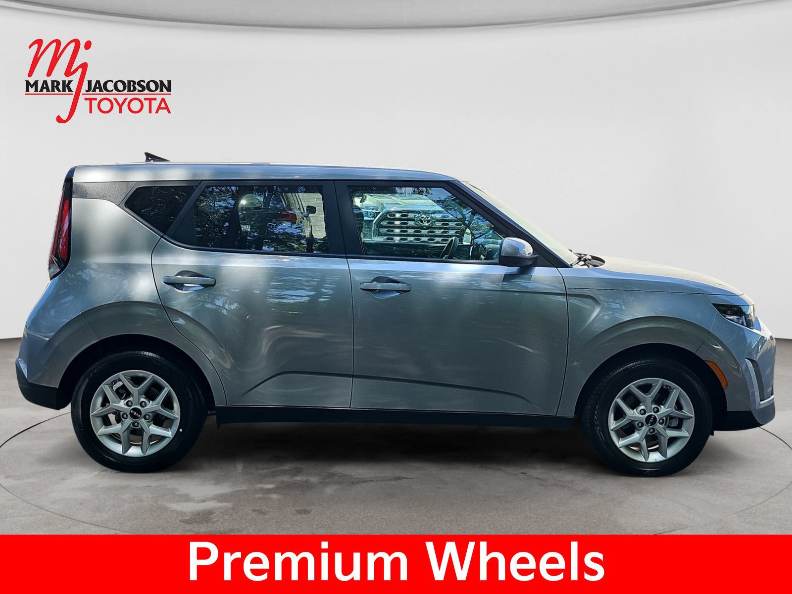 Used 2025 Kia Soul LX w/ LX Technology Package FWD image 7