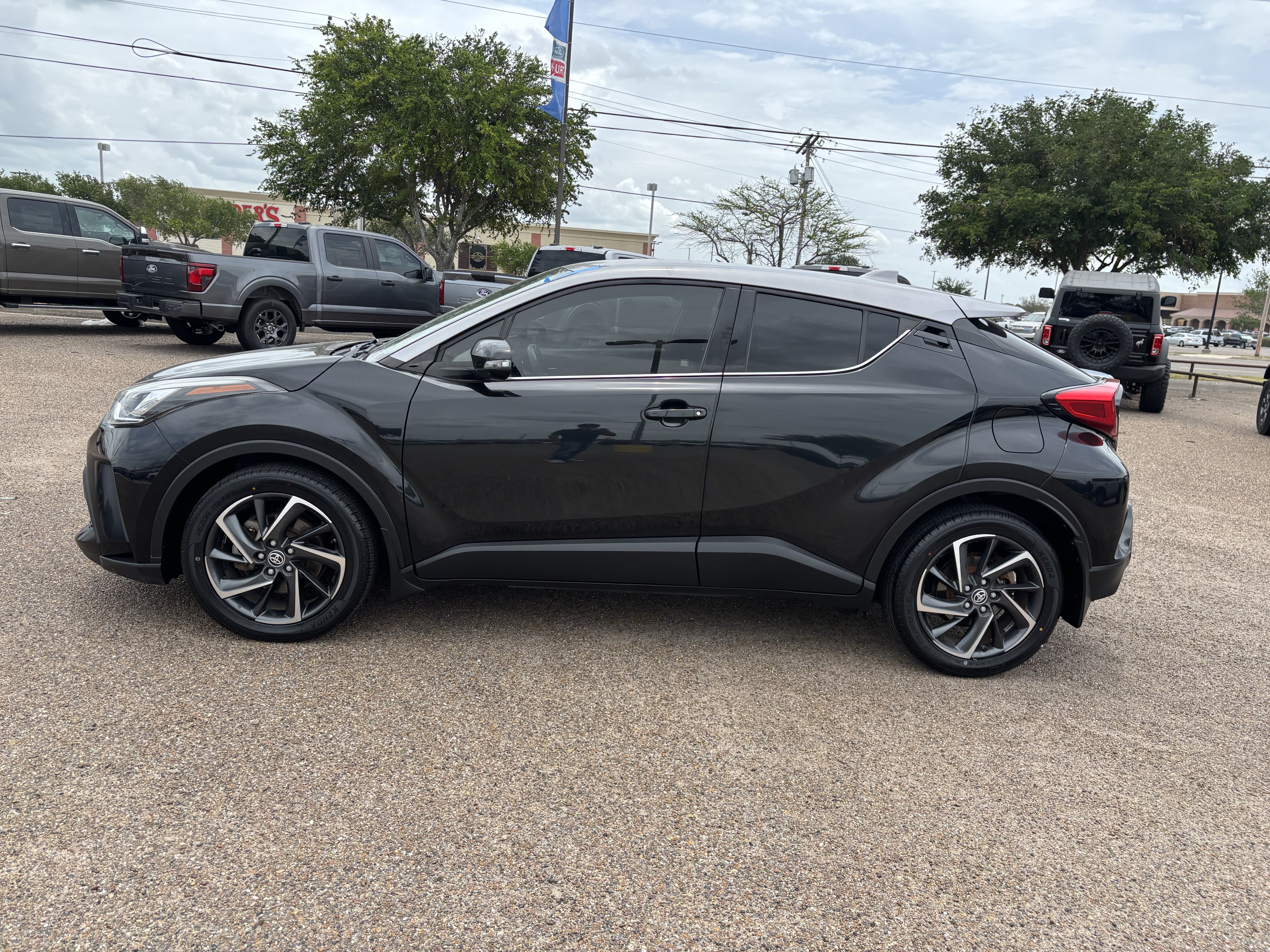 Used 2021 Toyota C-HR Limited FWD image 2