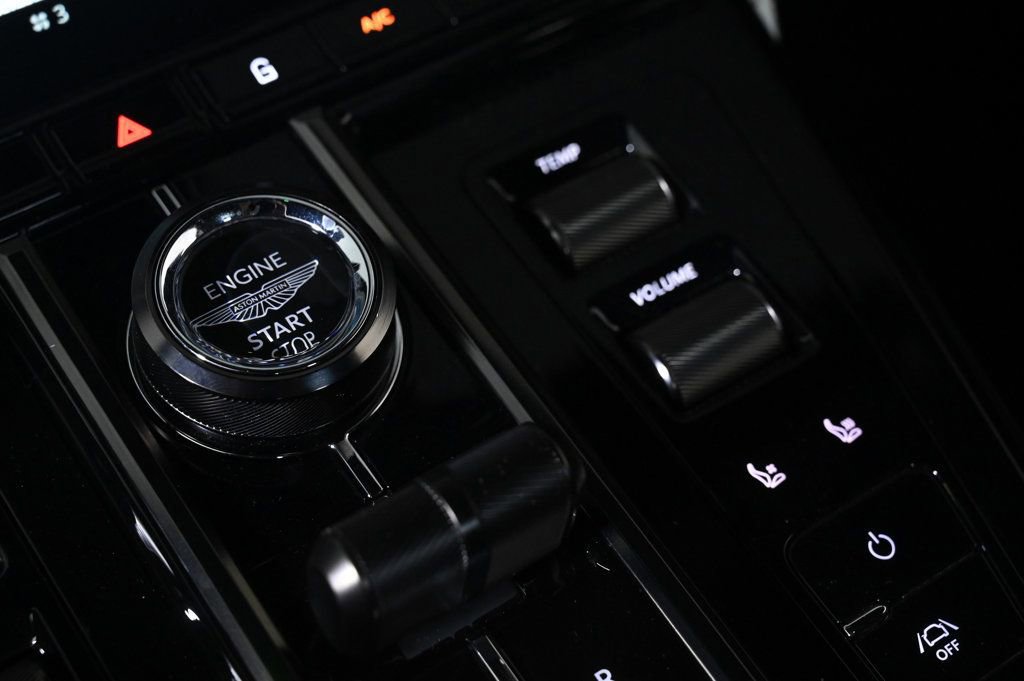 Used 2025 Aston Martin V8 Vantage Coupe image 21