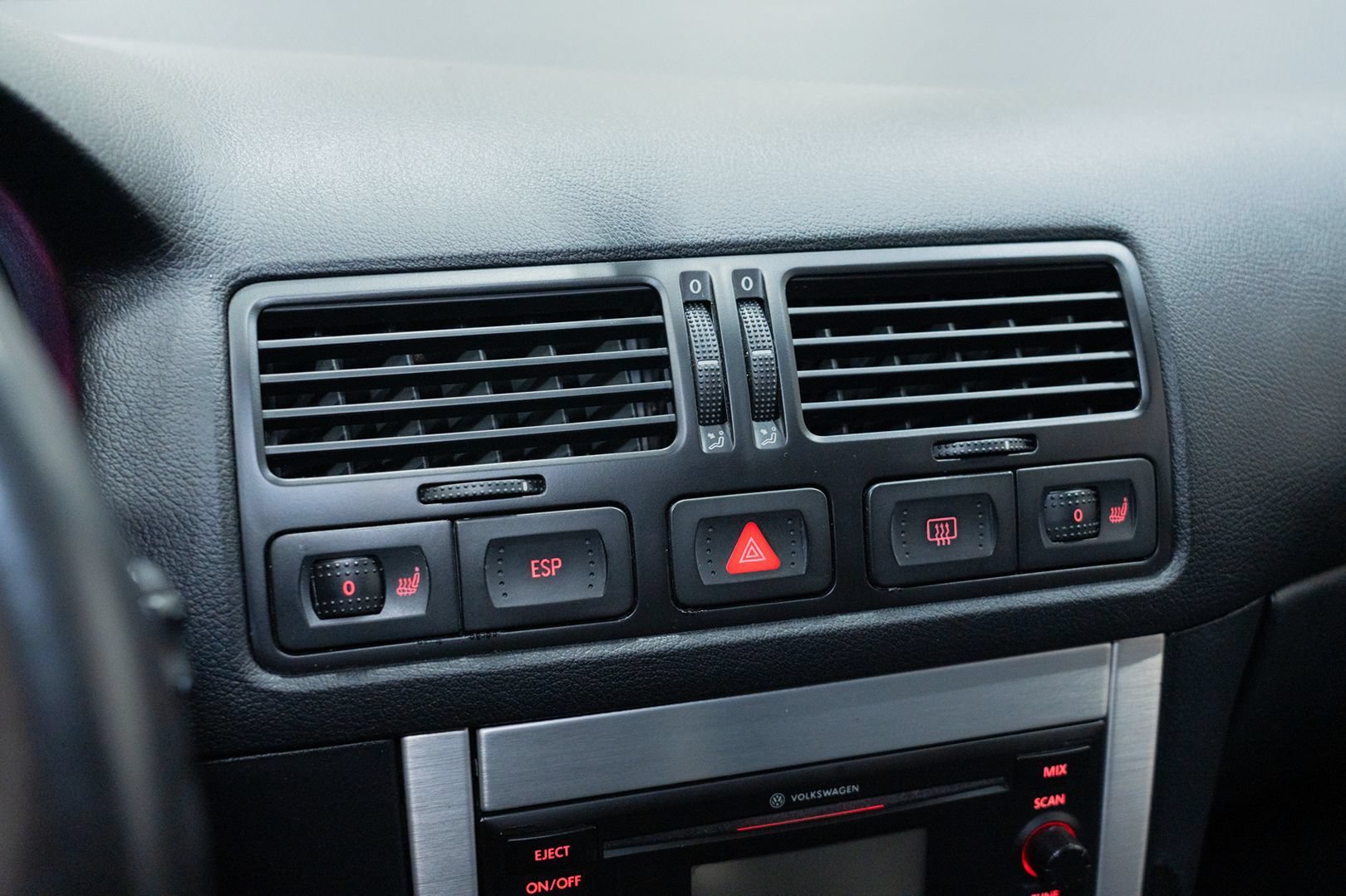 Used 2004 Volkswagen R32 AWD/4WD image 35