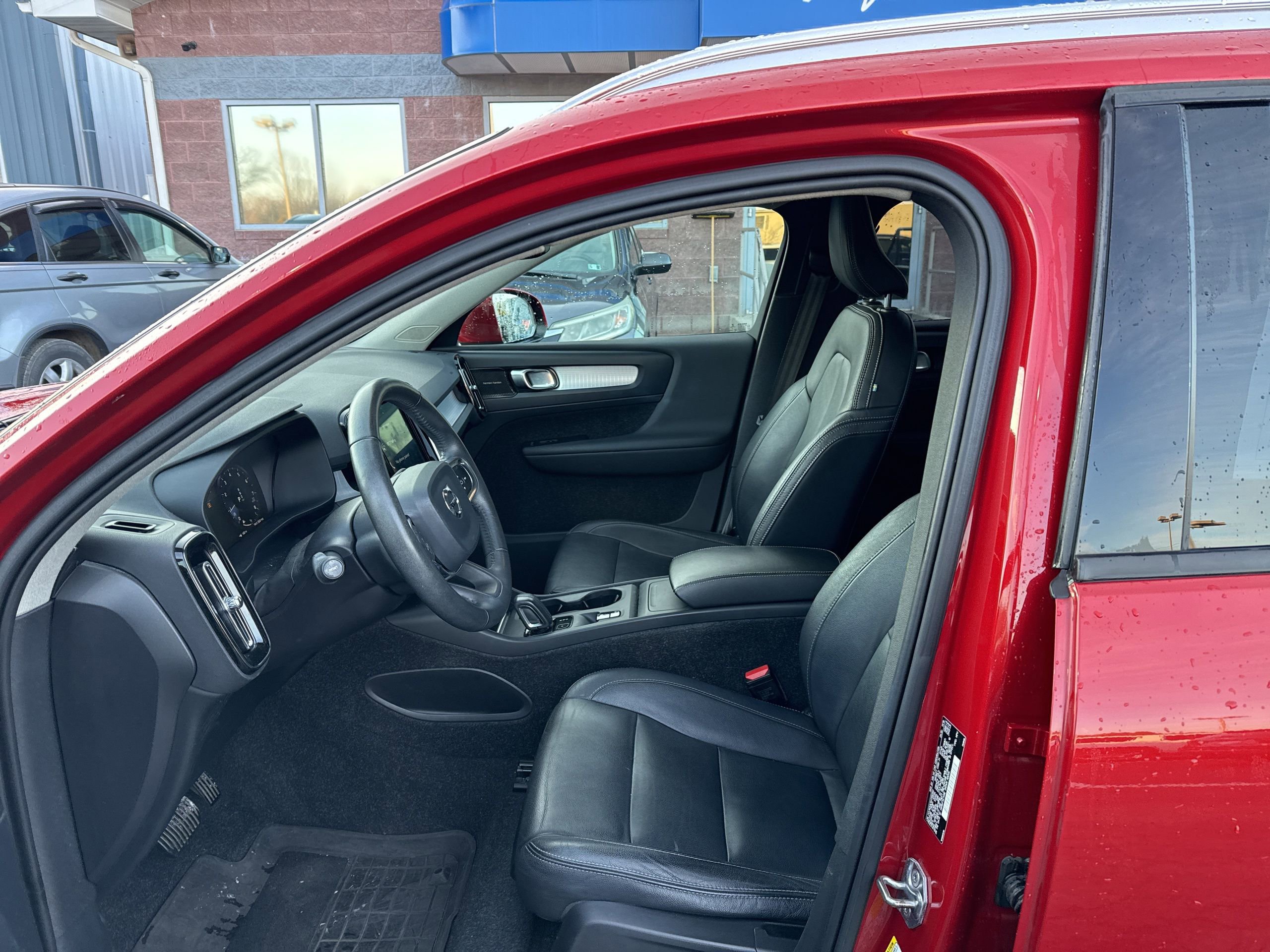 Used 2019 Volvo XC40 T5 Momentum image 10