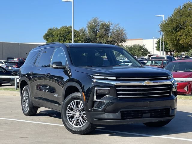 Used 2025 Chevrolet Traverse LT FWD image 2