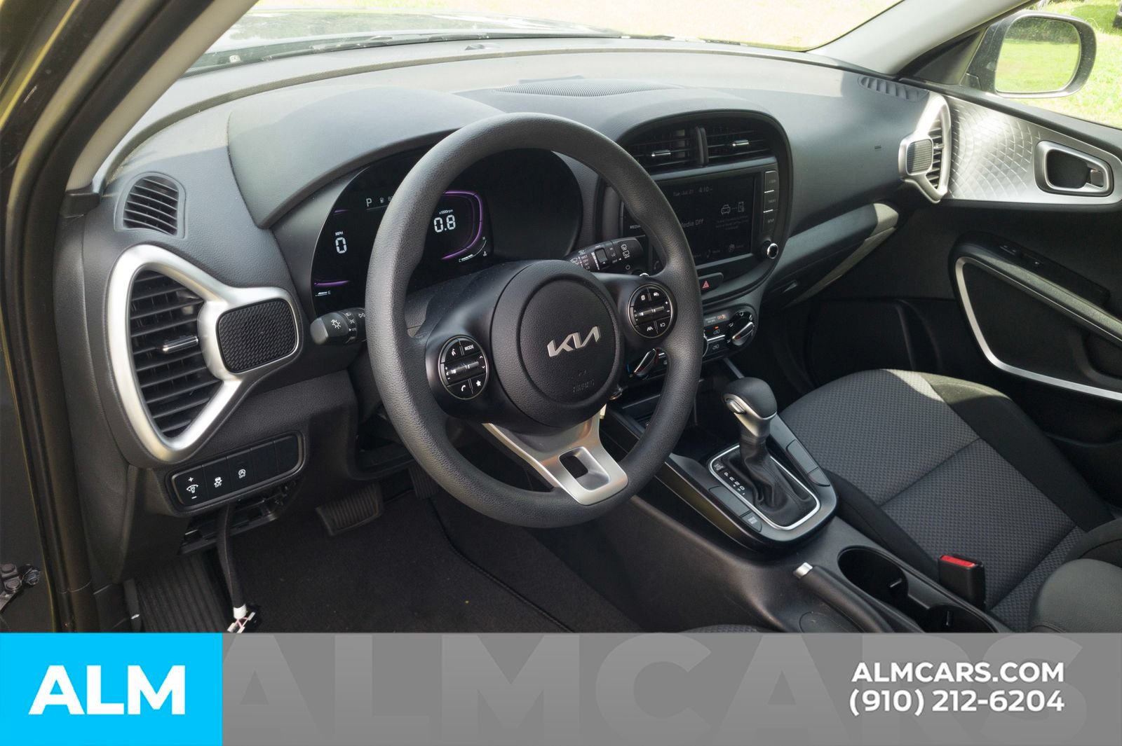 Used 2025 Kia Soul LX w/ LX Technology Package FWD image 5