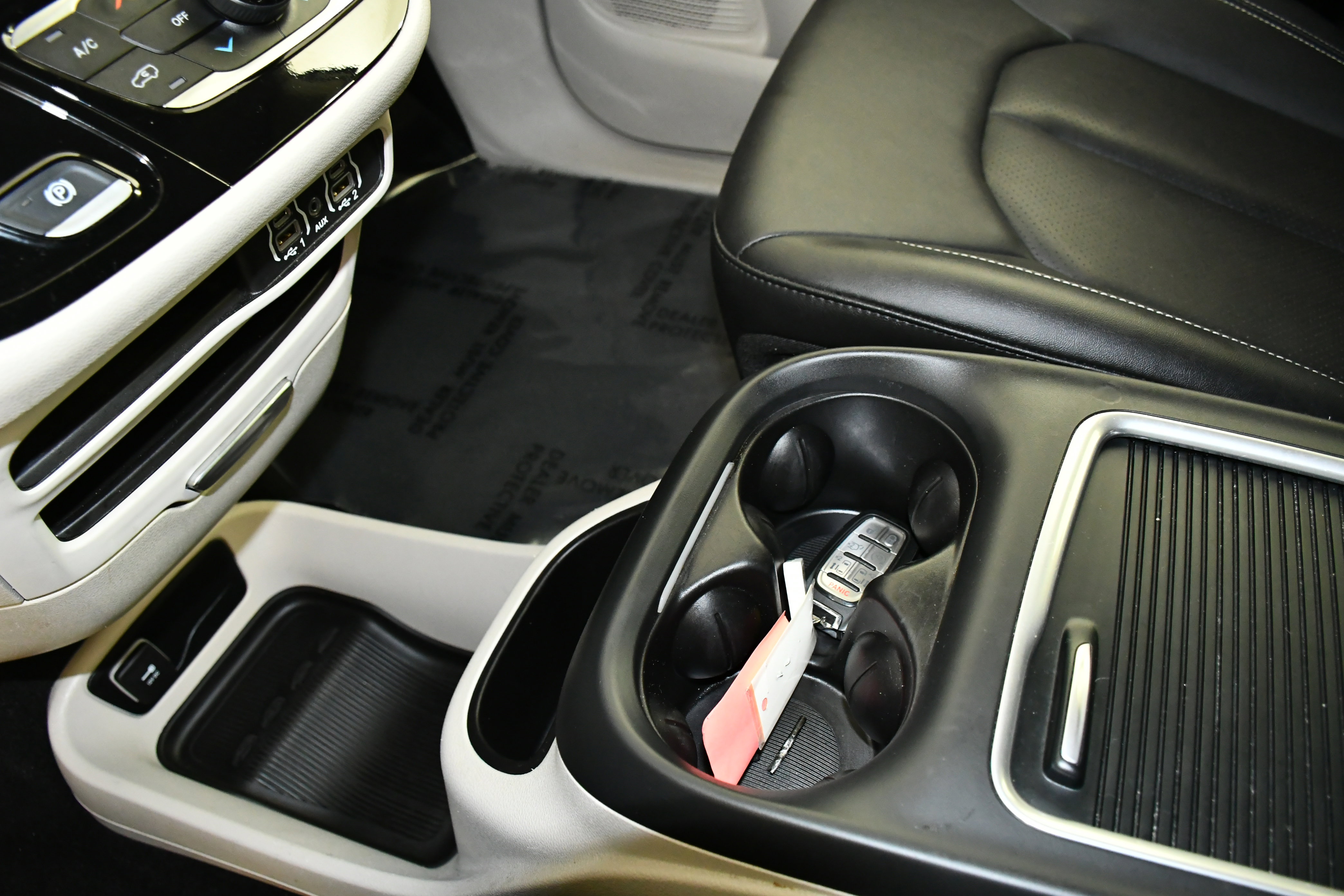 Used 2024 Chrysler Pacifica Touring-L image 32