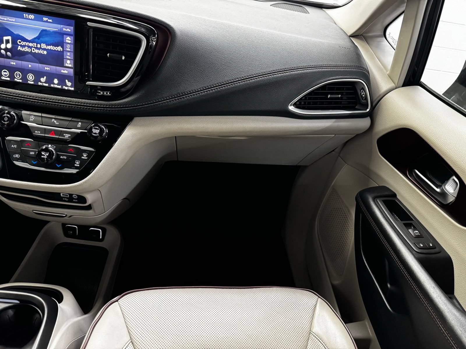 Used 2020 Chrysler Pacifica Limited FWD image 17