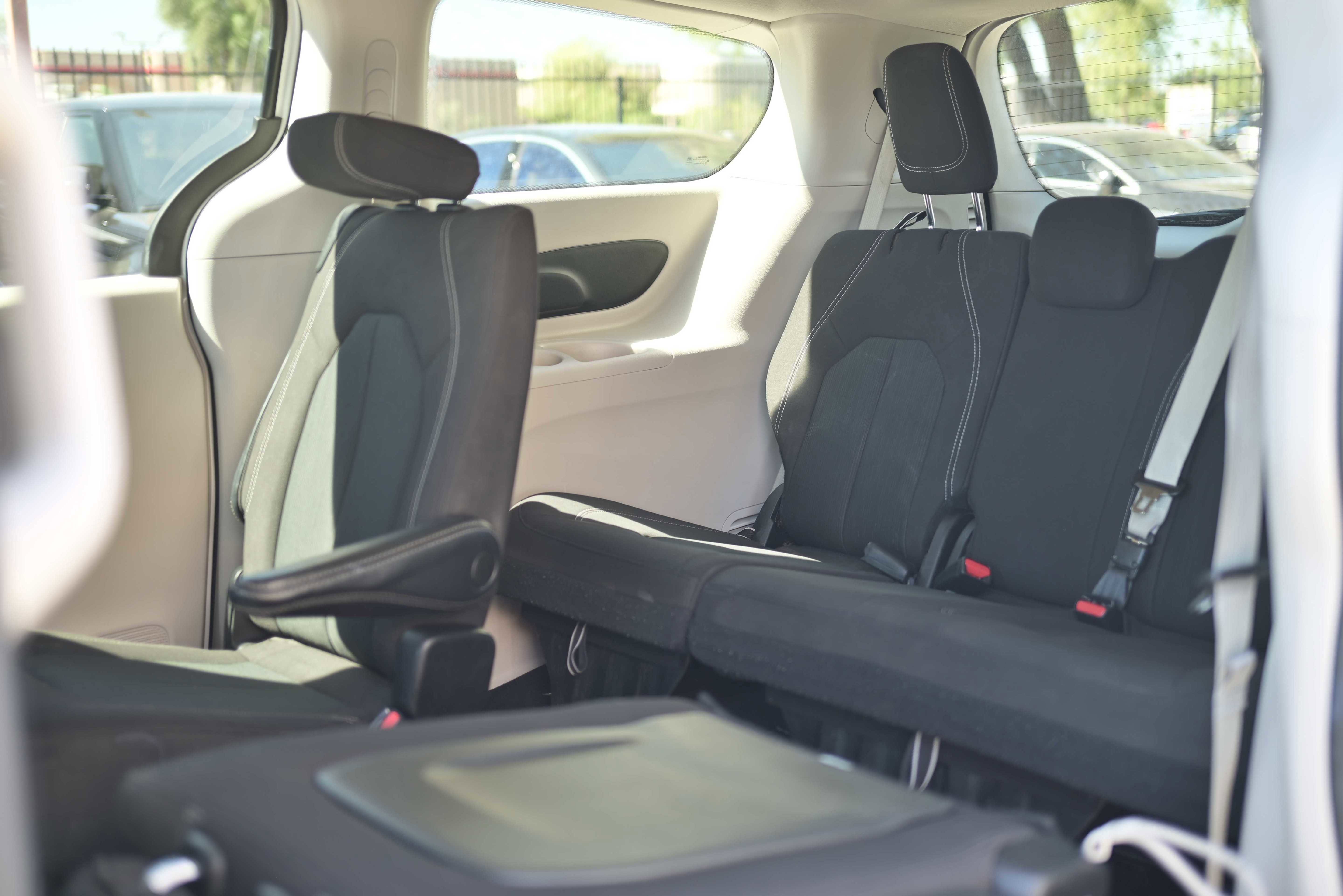 Used 2022 Chrysler Voyager LX image 11