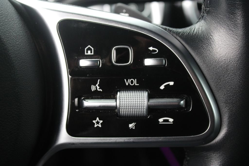 Used 2023 Mercedes-Benz GLB 250 4MATIC w/ Premium Package image 13