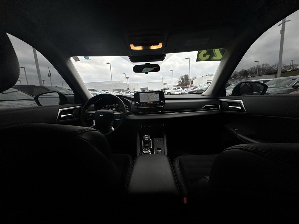 Used 2023 Mitsubishi Outlander SE image 10