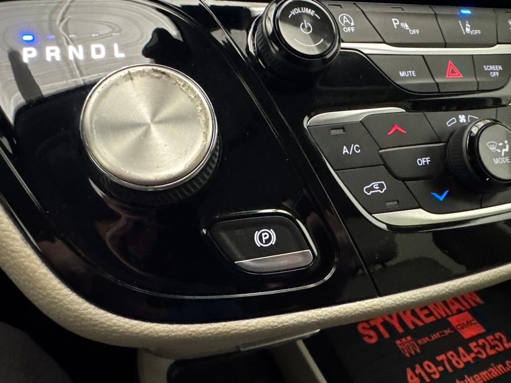 Used 2021 Chrysler Pacifica Touring-L FWD image 36