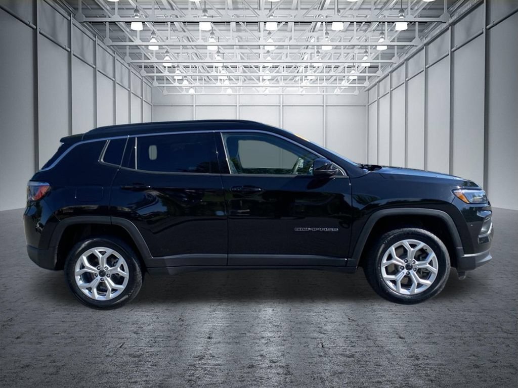Used 2025 Jeep Compass Latitude w/ Sun & Sound Group AWD/4WD image 4