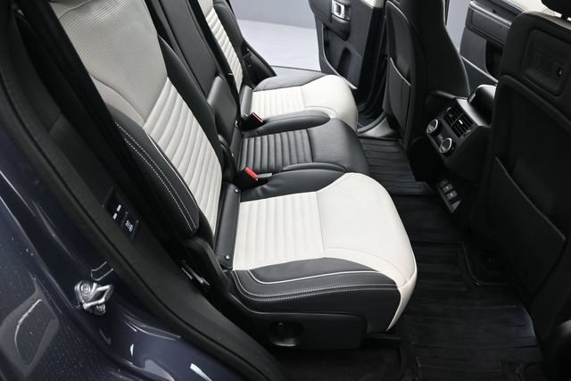 Used 2024 Land Rover Discovery Metropolitan Edition AWD/4WD image 28