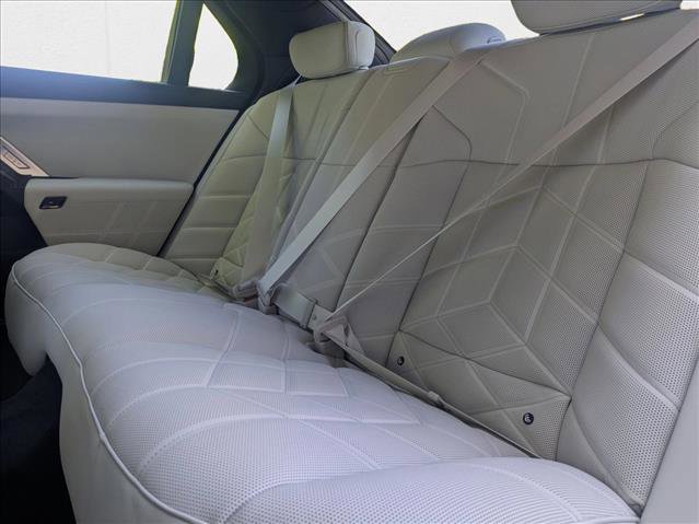 New 2025 BMW 750e xDrive w/ Premium Package image 17