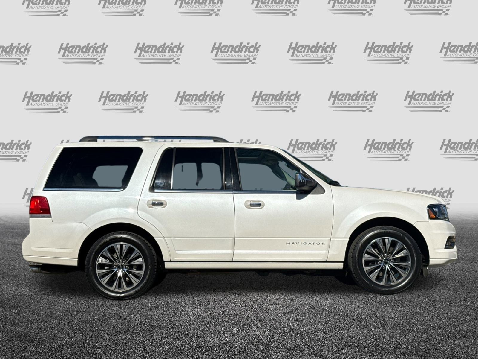 Used 2017 Lincoln Navigator Select image 3