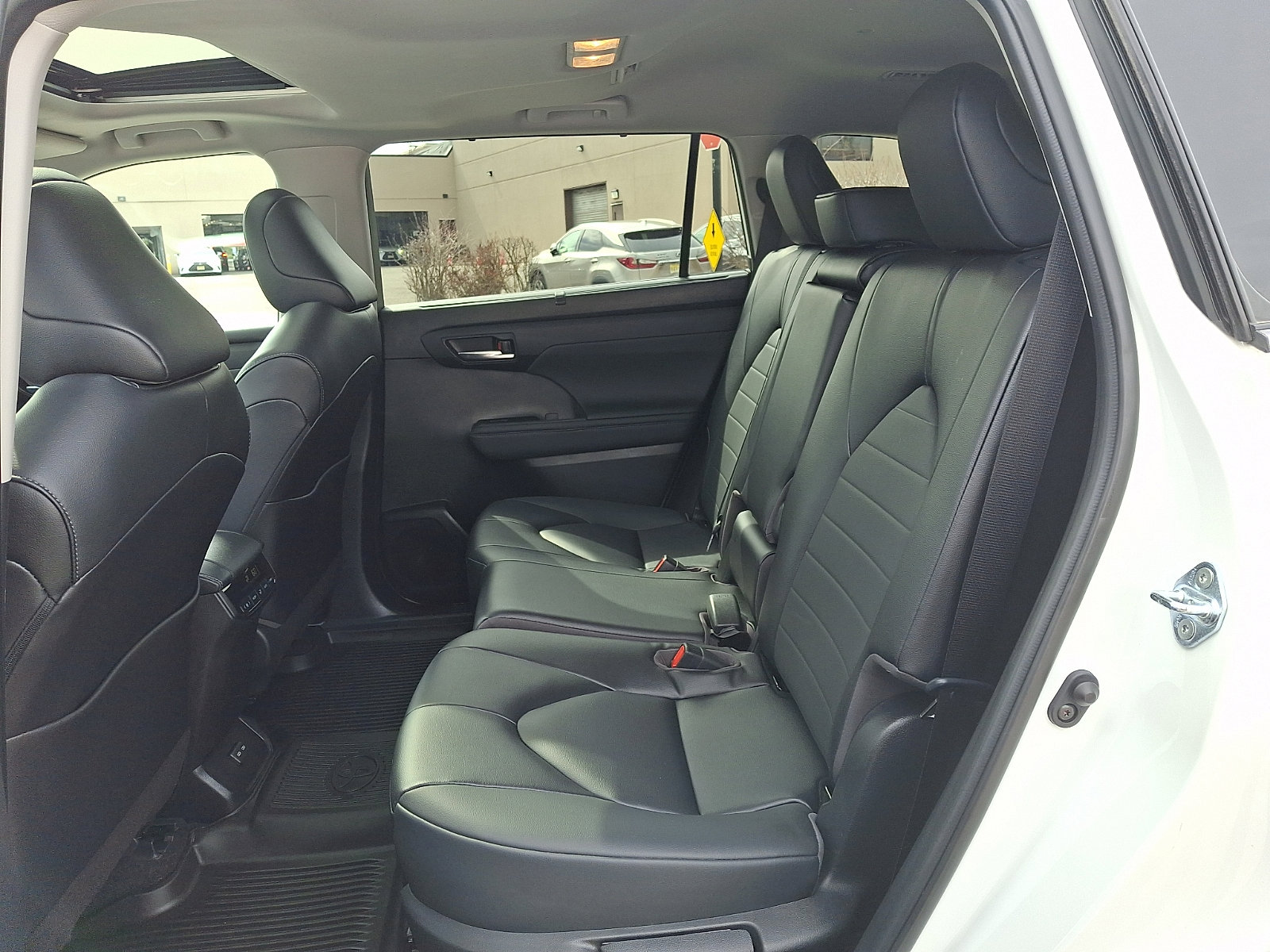 Used 2023 Toyota Highlander XLE image 10