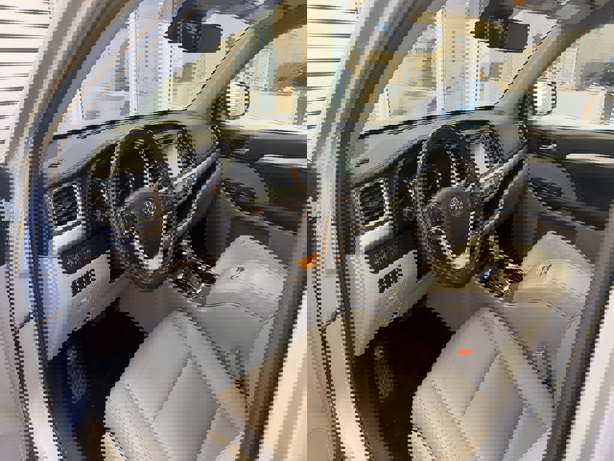 Used 2017 Toyota Highlander SE image 19