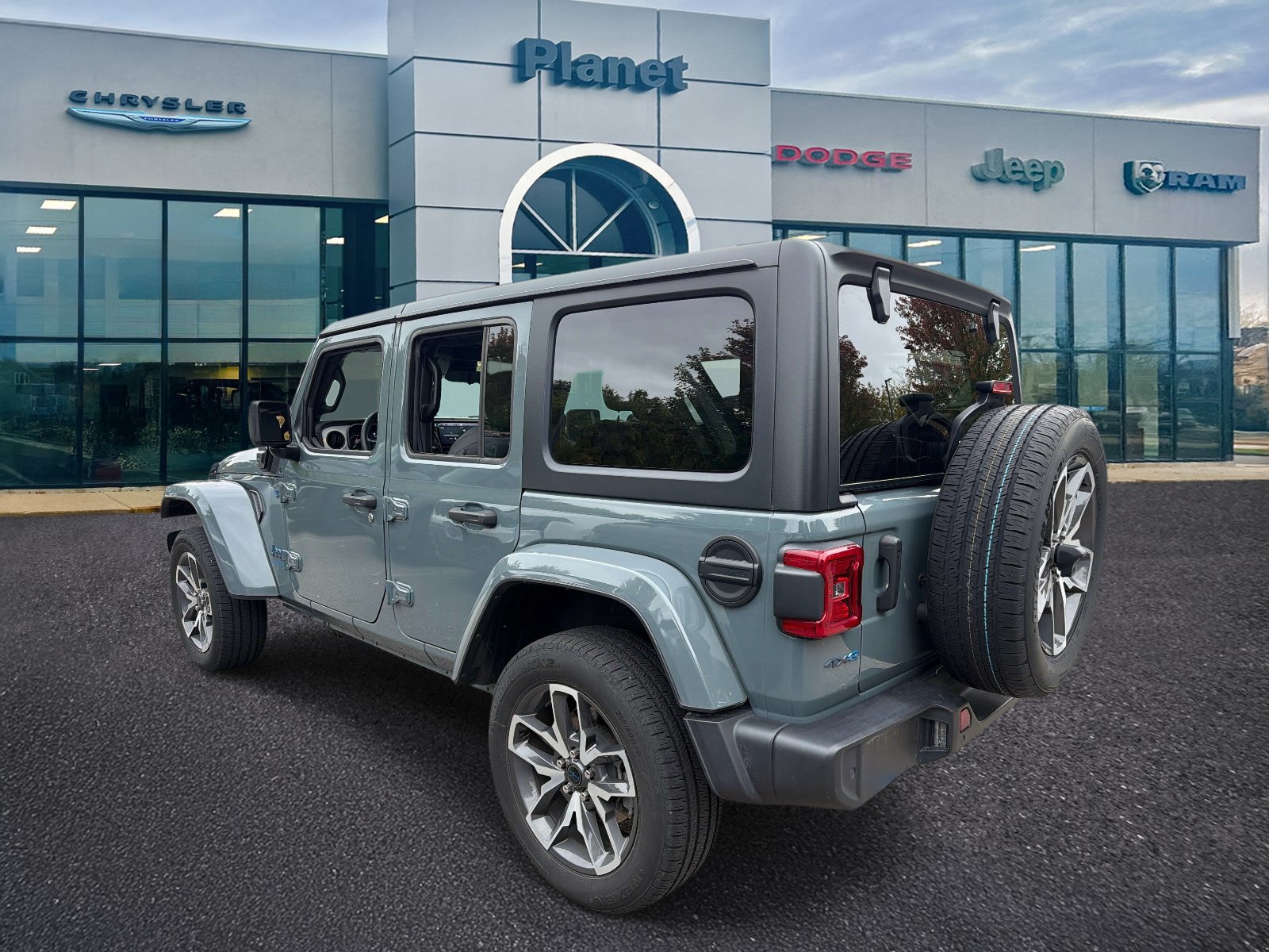 Used 2024 Jeep Wrangler Unlimited w/ Convenience Group AWD/4WD image 3
