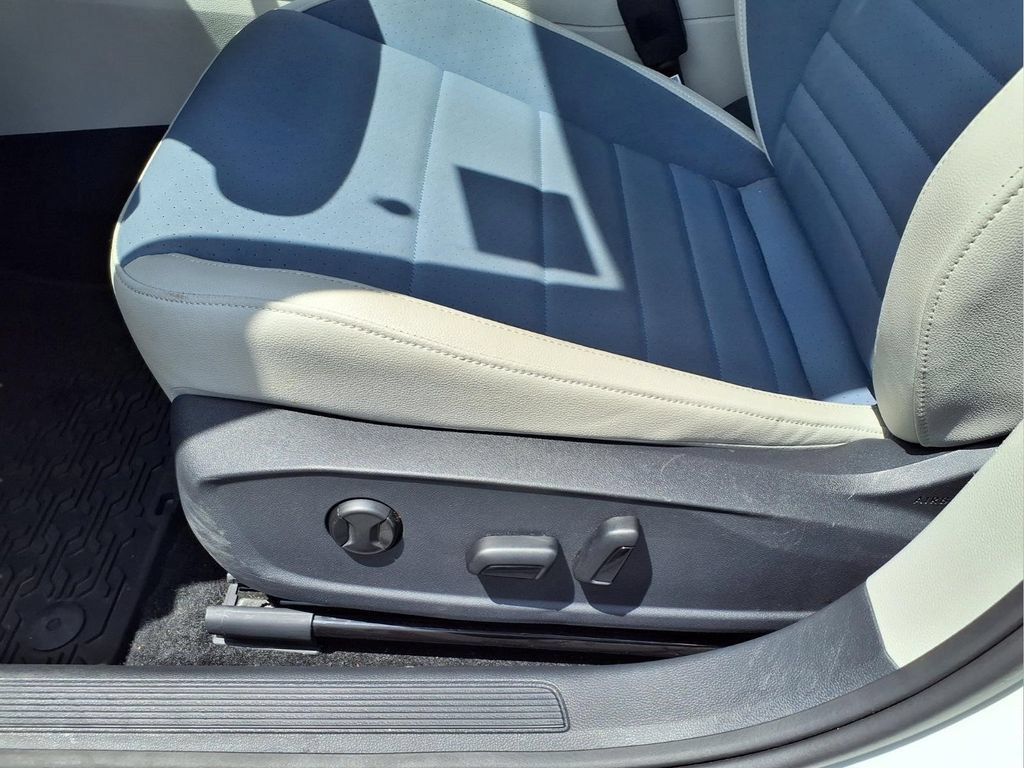 Used 2025 Volkswagen Jetta SE w/ Sunroof Package FWD image 24