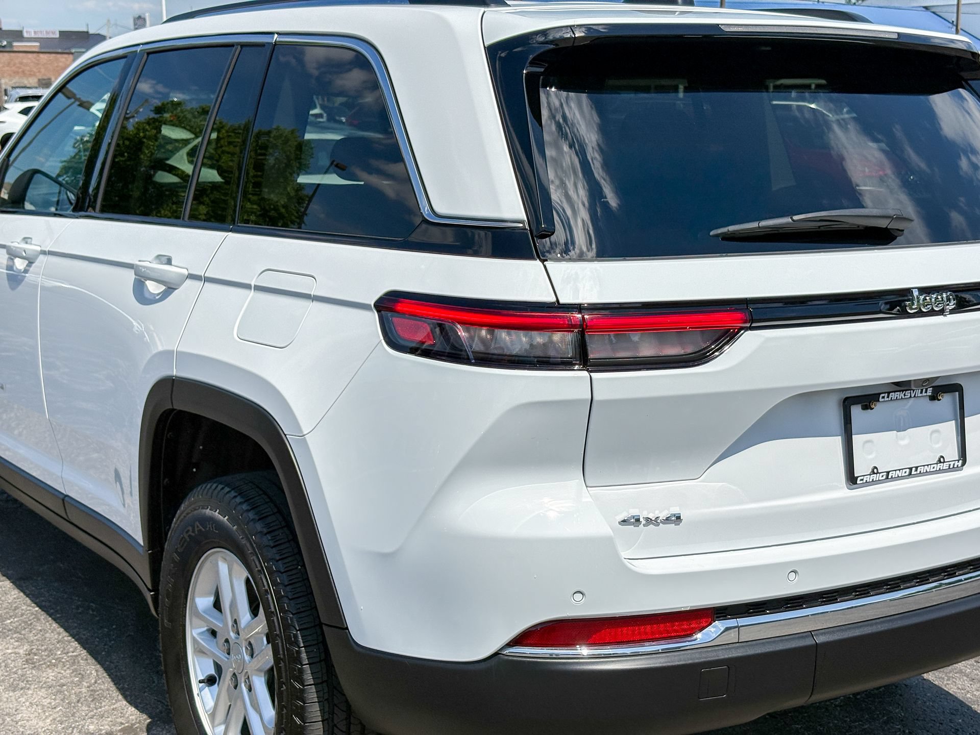Used 2023 Jeep Grand Cherokee Laredo w/ Luxury Tech Group I AWD/4WD image 13