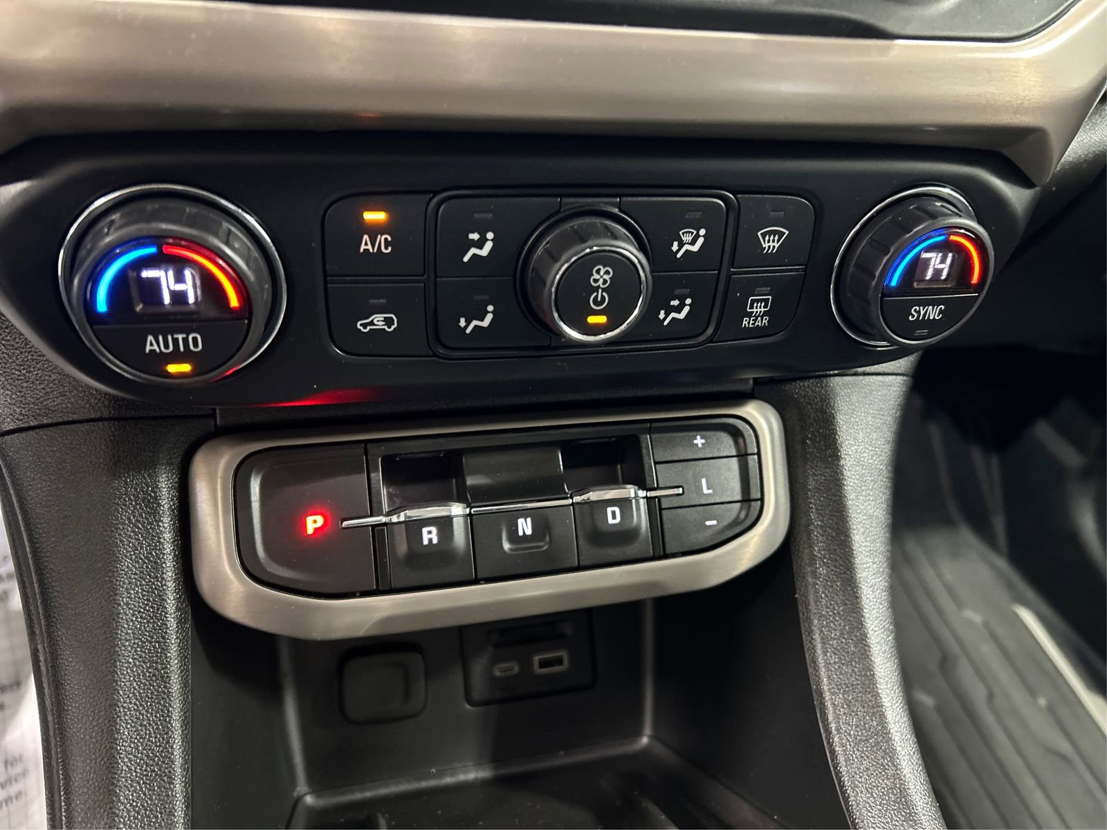 Used 2021 GMC Acadia Denali w/ Denali Ultimate Package AWD/4WD image 28