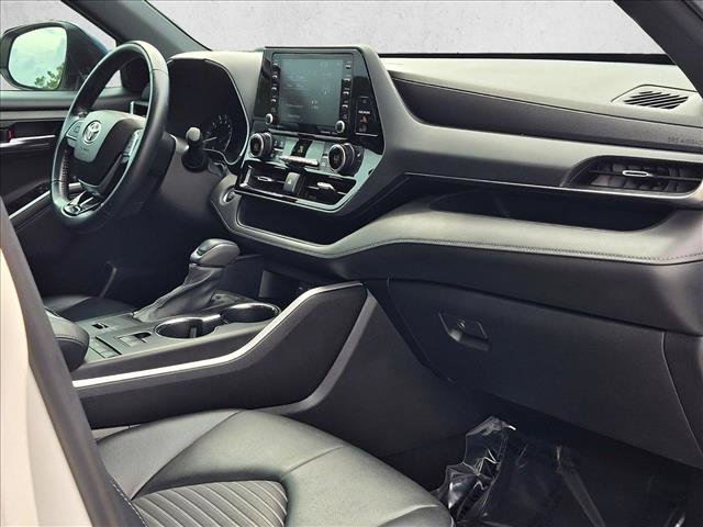 Used 2021 Toyota Highlander XSE FWD image 19