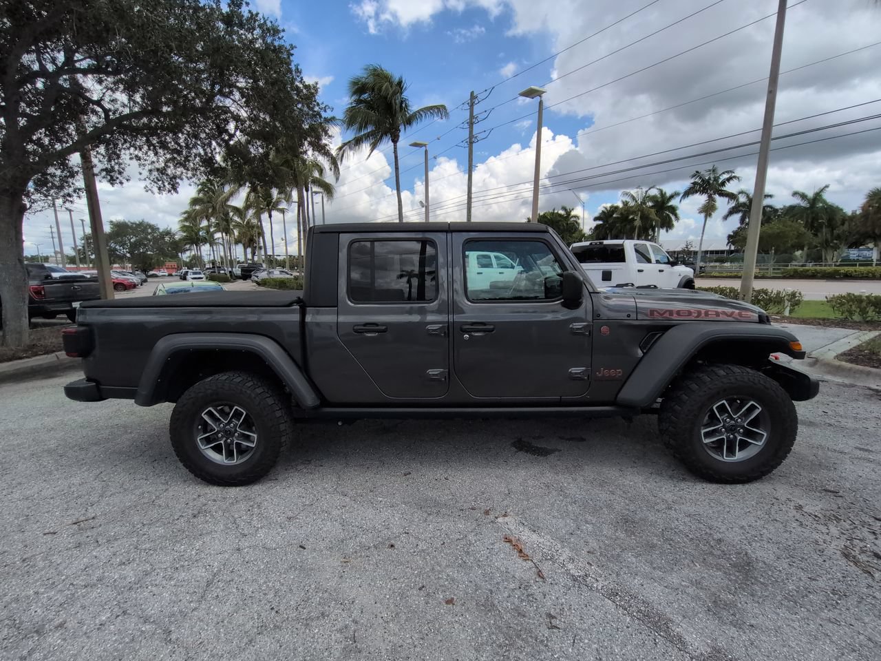 Used 2024 Jeep Gladiator Mojave w/ Technology Group AWD/4WD image 4
